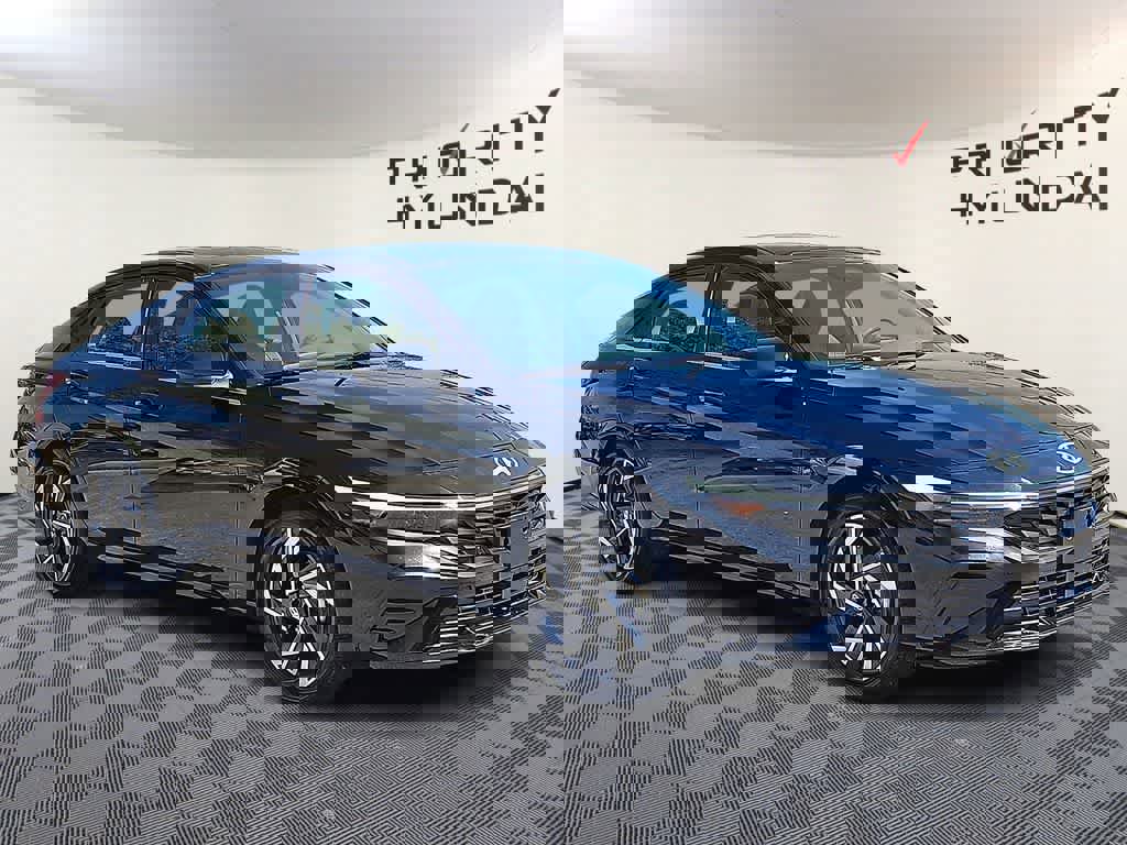 Used 2025 Hyundai Elantra SEL image 3