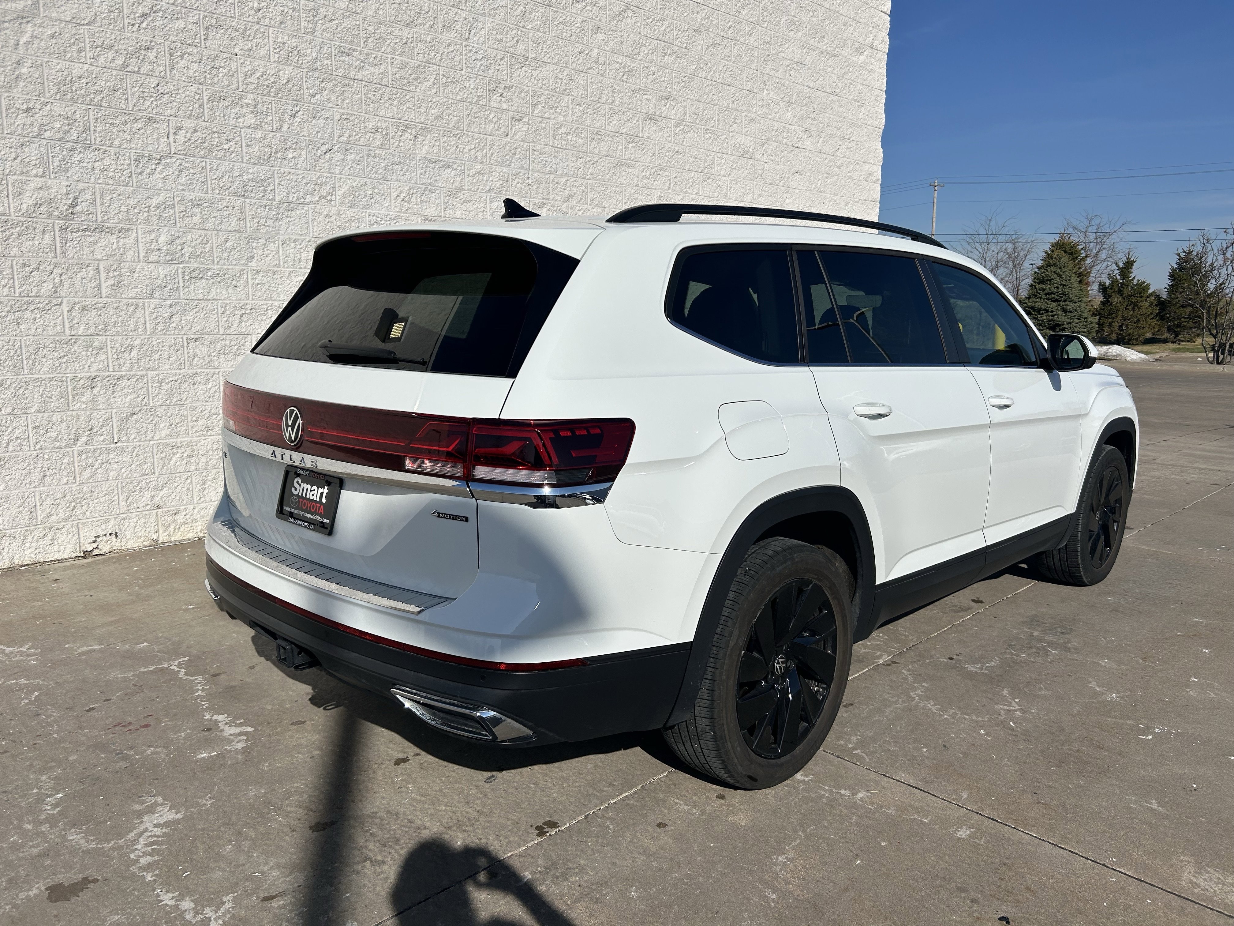 Used 2024 Volkswagen Atlas SE w/ Panoramic Sunroof Package image 3