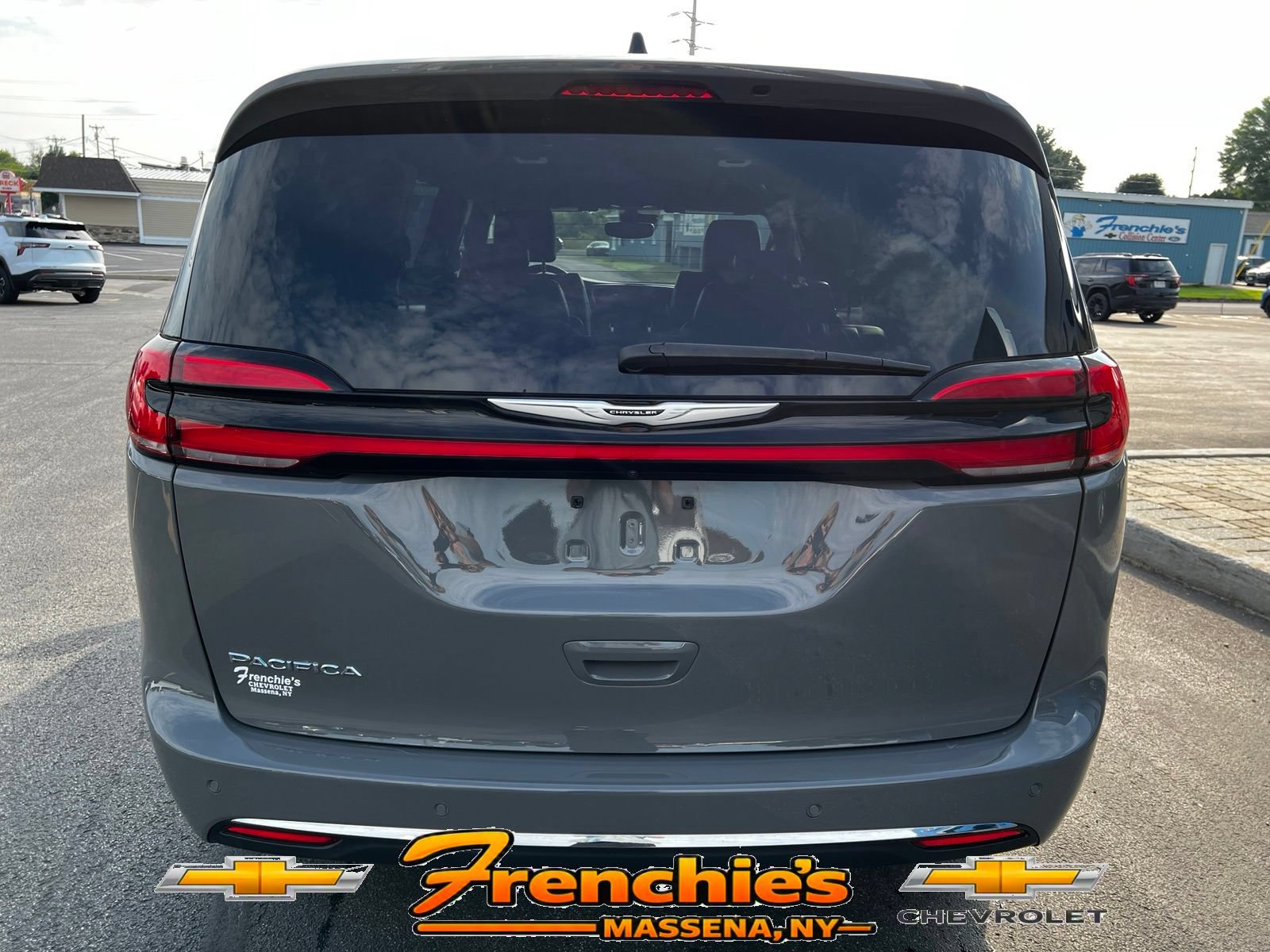 Used 2025 Chrysler Pacifica Select FWD image 4