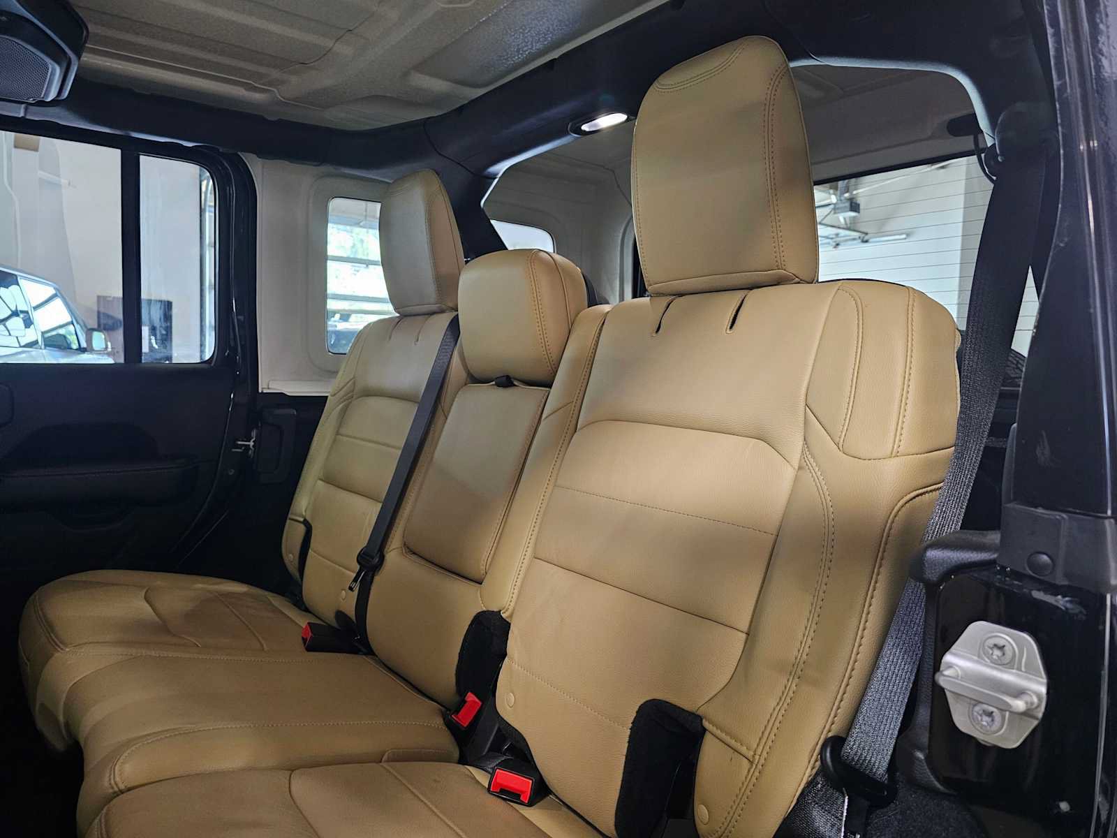 Used 2018 Jeep Wrangler Unlimited Sahara AWD/4WD image 17