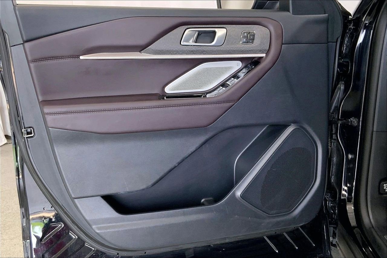 Used 2025 Ford Explorer Platinum RWD image 25