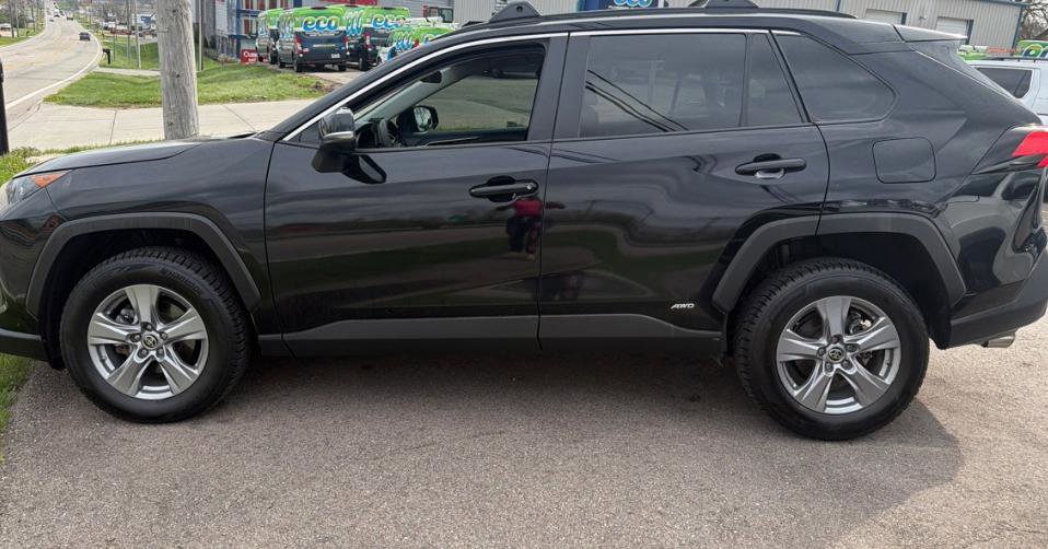 Used 2022 Toyota RAV4 LE image 1