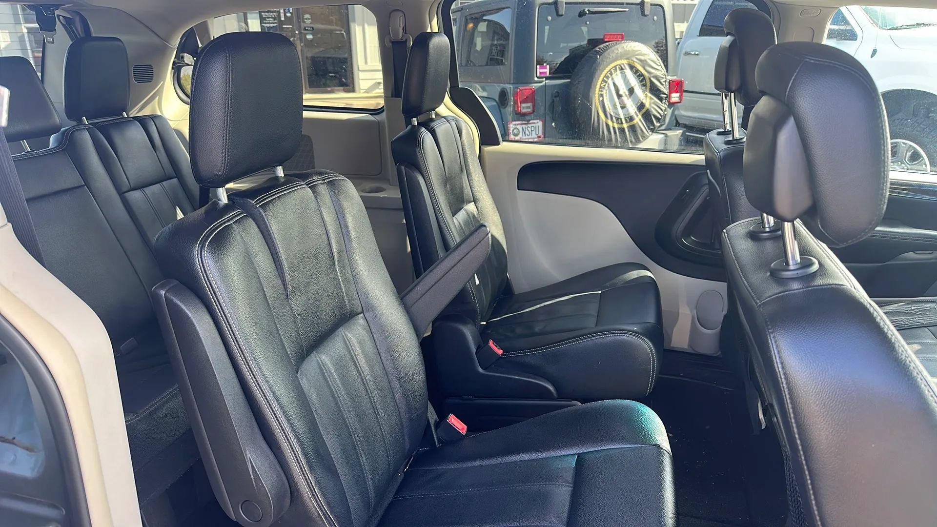 Used 2016 Chrysler Town & Country Touring FWD image 14
