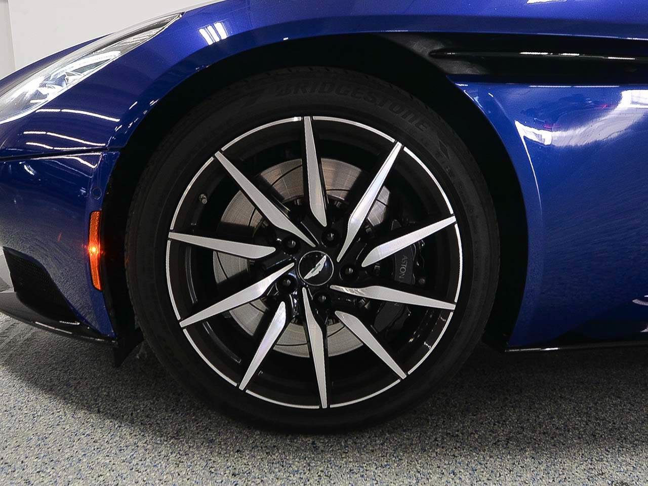 Used 2018 Aston Martin DB11 V12 RWD image 5