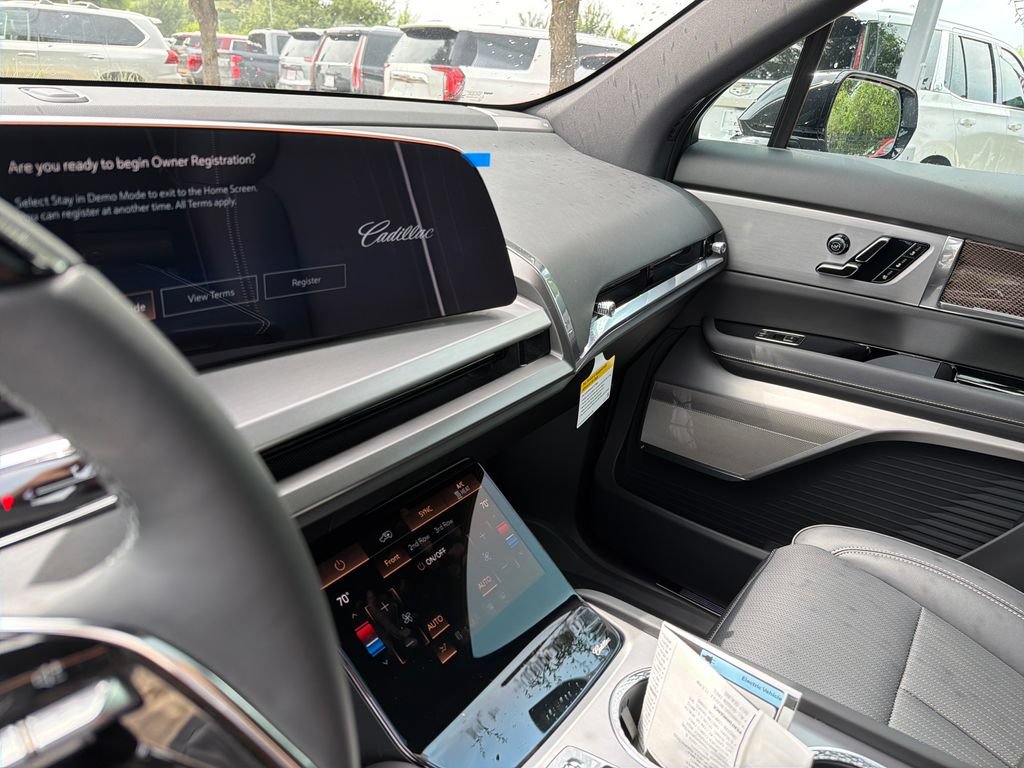 New 2027 Cadillac Vistiq Luxury w/ LPO, Floor Liner Package AWD/4WD image 25