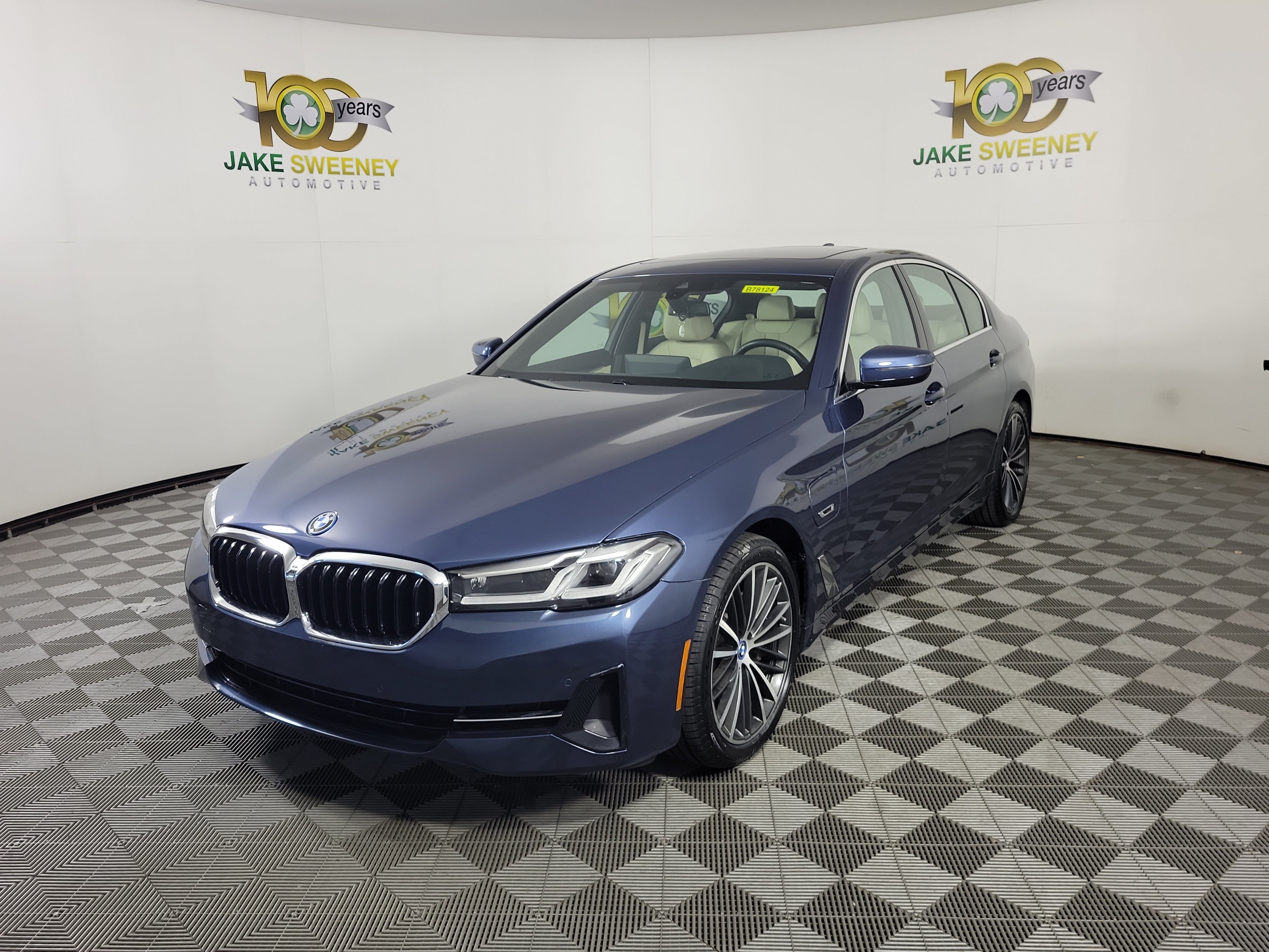 Certified 2023 BMW 530e xDrive w/ Convenience Package AWD/4WD image 3