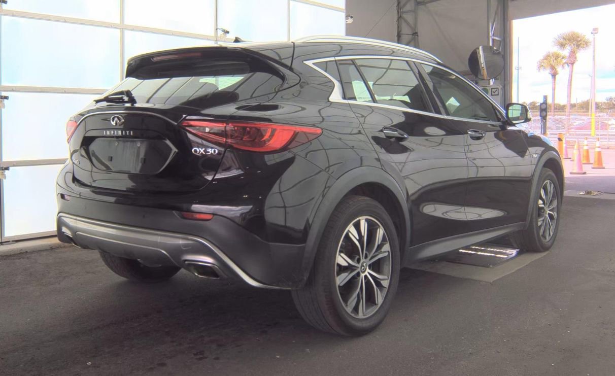 Used 2018 INFINITI QX30 Premium w/ Navigation Package image 8