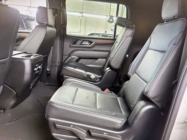 Used 2025 GMC Yukon XL Denali AWD/4WD image 3