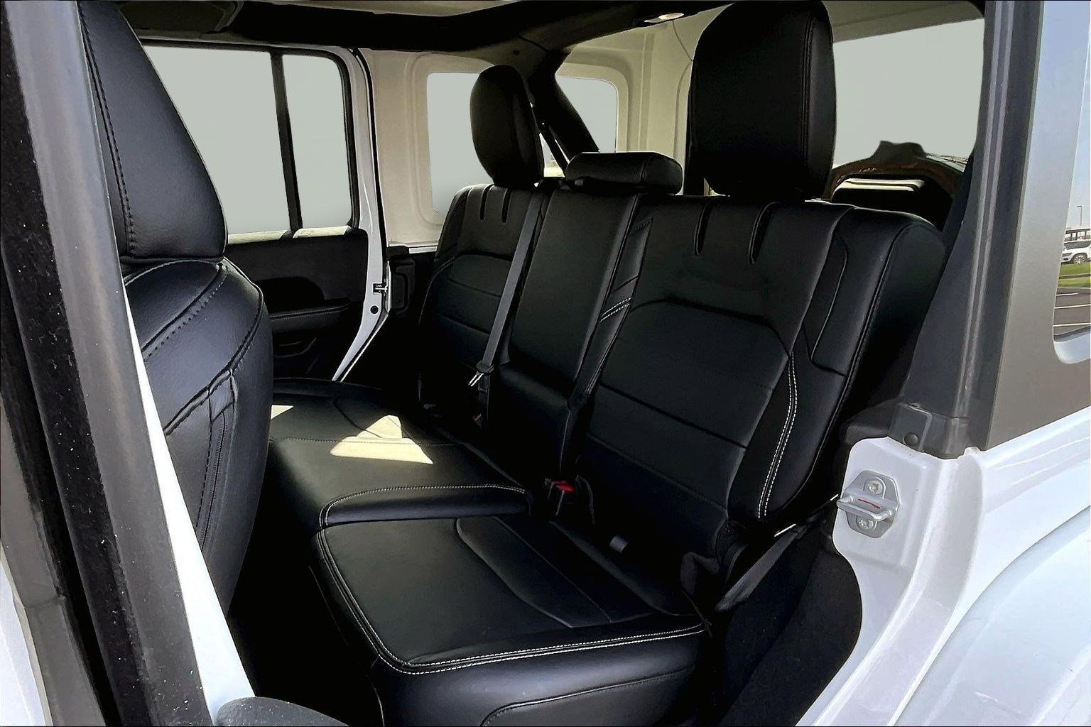 Used 2023 Jeep Wrangler Unlimited Sahara AWD/4WD image 22
