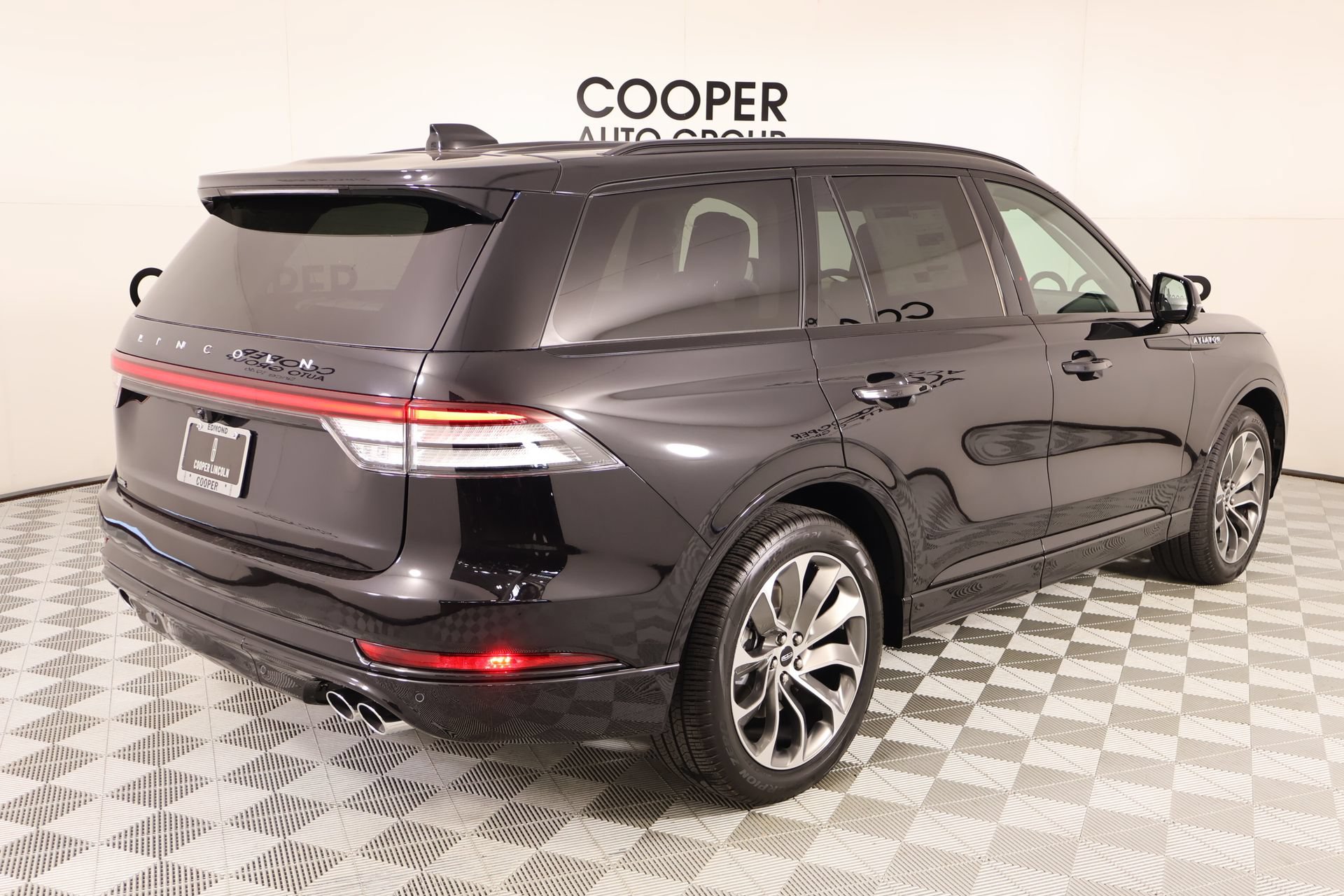 New 2026 Lincoln Aviator AWD w/ Jet Appearance Package image 23