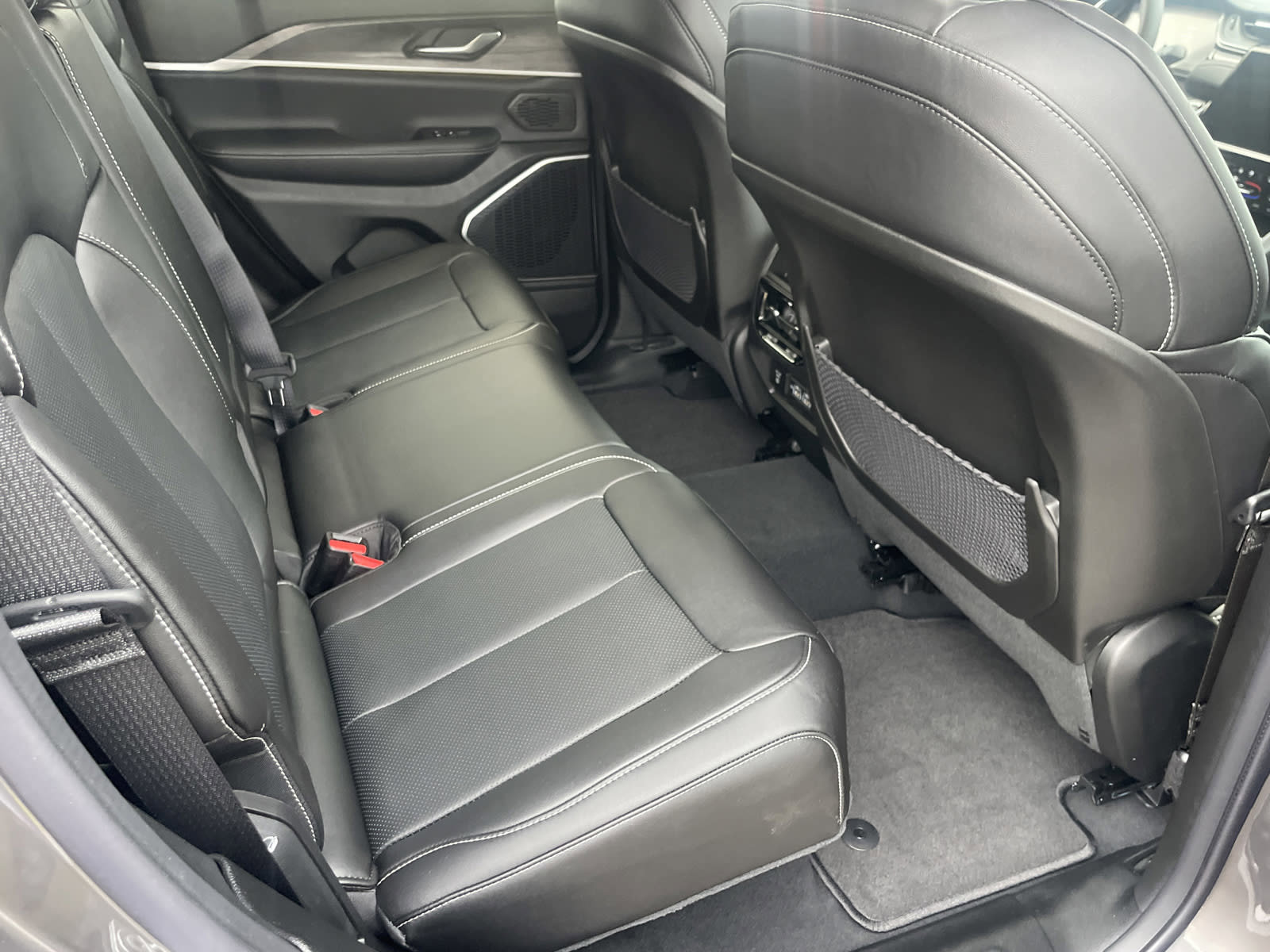 New 2022 Jeep Grand Cherokee Limited 4xe w/ Luxury Tech Group II image 19