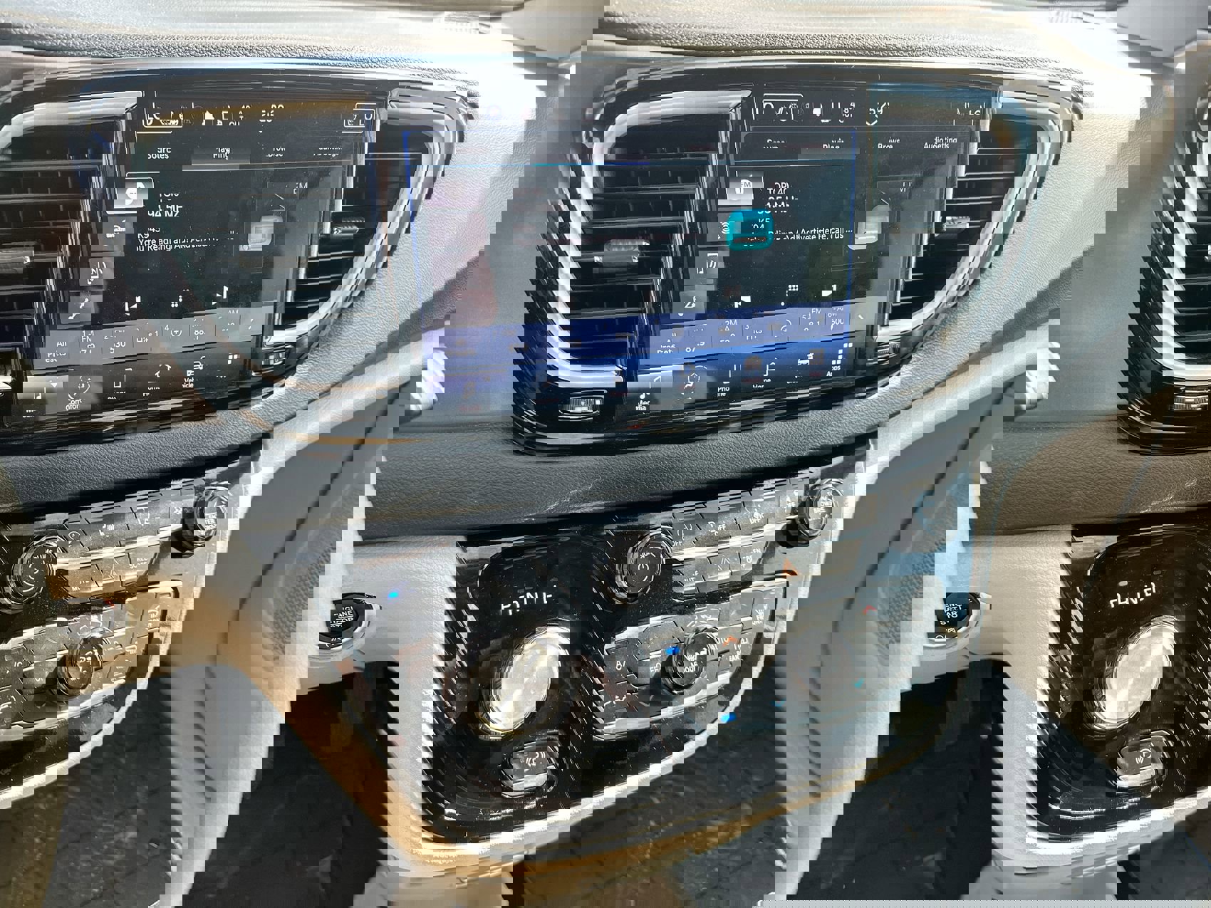 Used 2024 Chrysler Pacifica Touring-L image 16