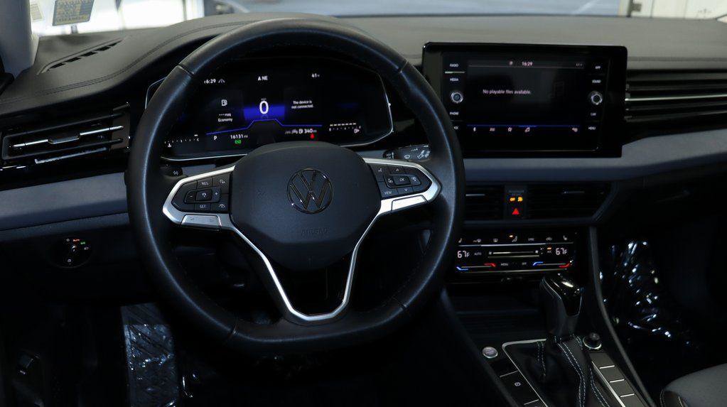 Used 2025 Volkswagen Jetta SE FWD image 20