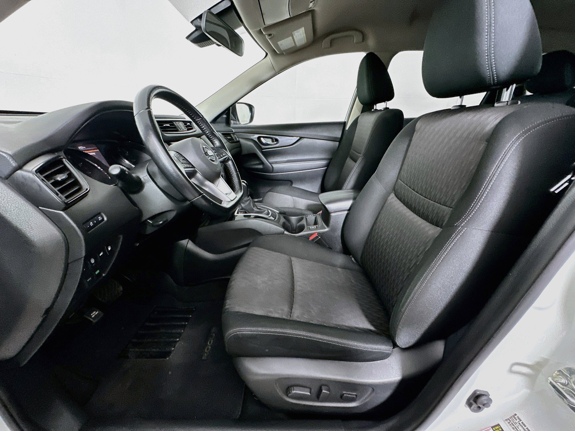 Used 2020 Nissan Rogue SV FWD image 13