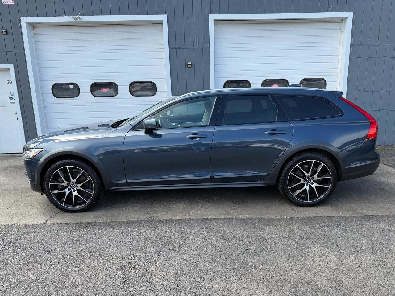 Used 2020 Volvo V90 T6 Cross Country AWD/4WD image 7