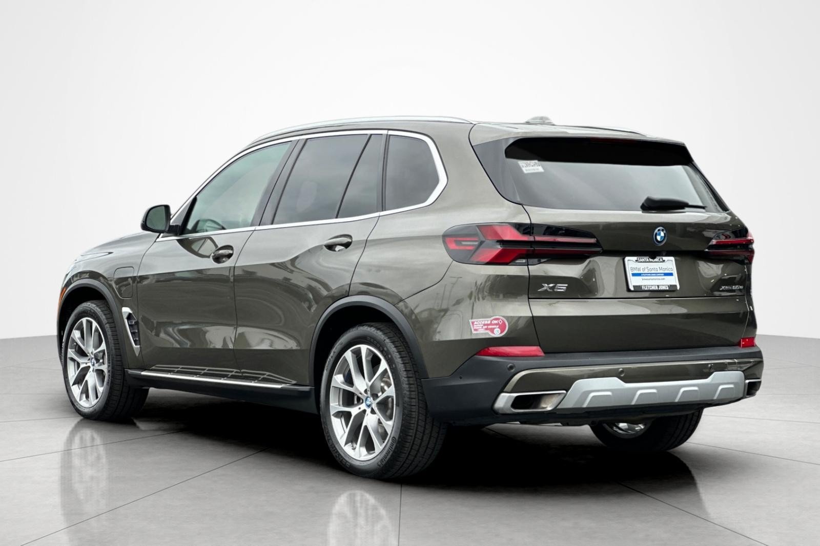 Used 2024 BMW X5 xDrive50e w/ Parking Assistance Package AWD/4WD image 3