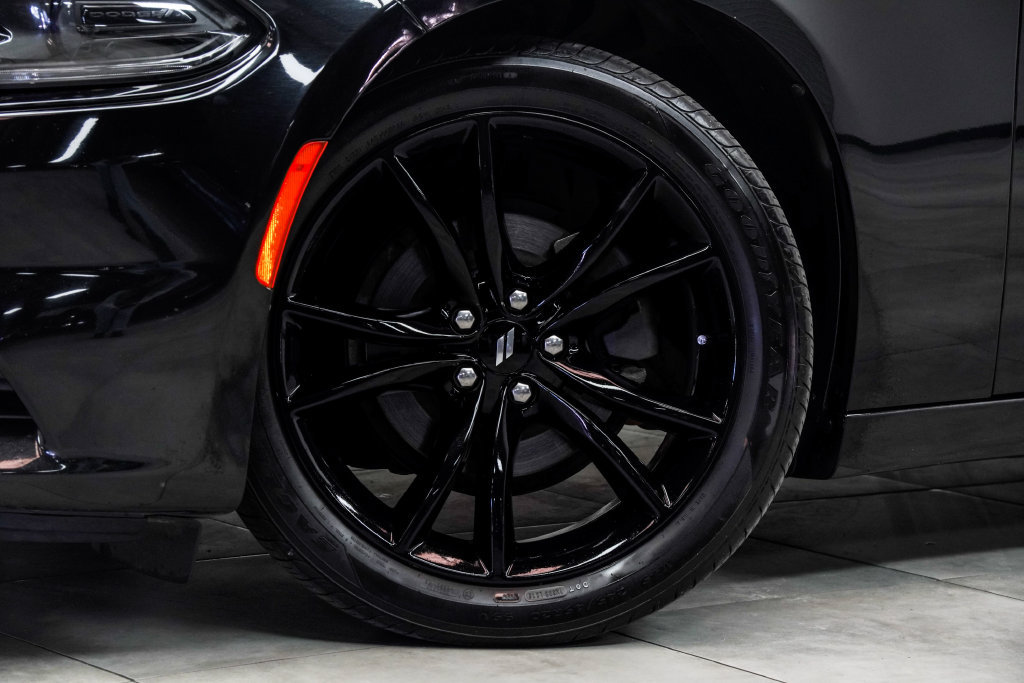 Used 2018 Dodge Charger SXT w/ Blacktop Package RWD image 4