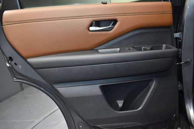 Used 2023 Nissan Pathfinder Platinum AWD/4WD image 16