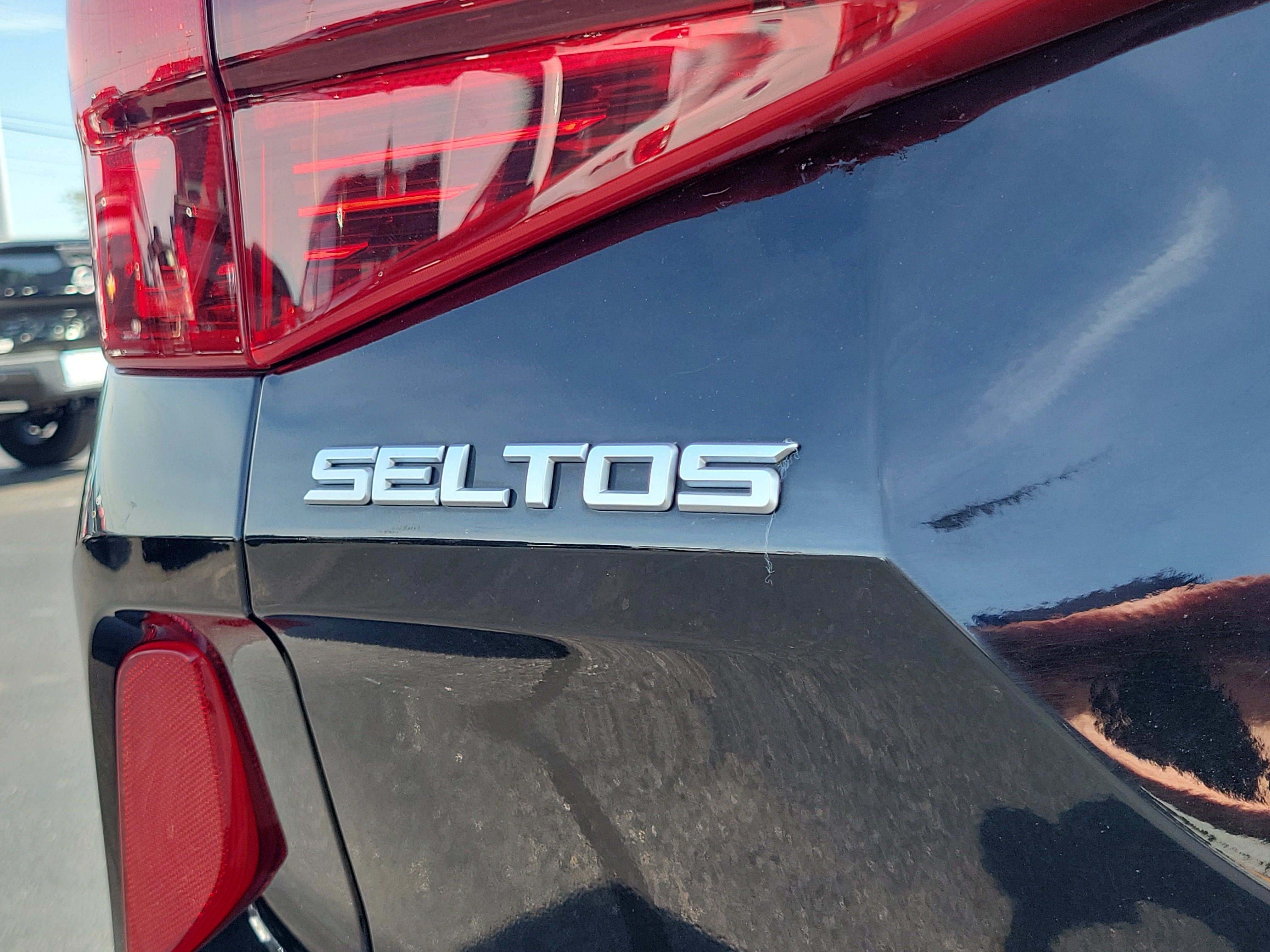 Used 2023 Kia Seltos SX w/ SX Sunroof Package AWD/4WD image 7