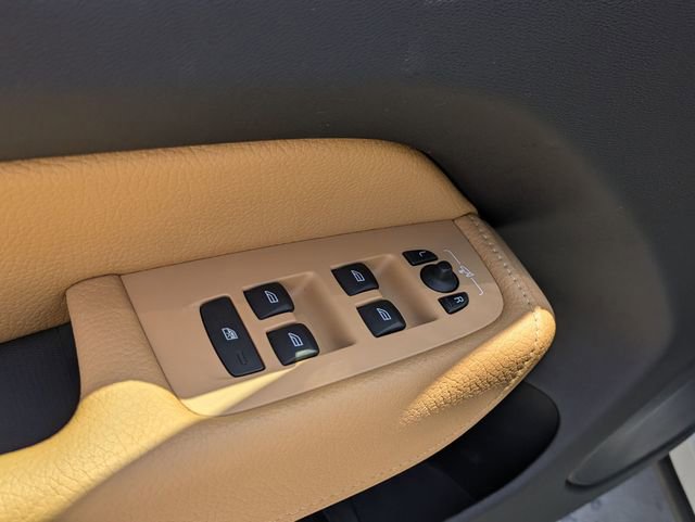 Used 2018 Volvo XC60 T5 Momentum w/ Advanced Package image 12