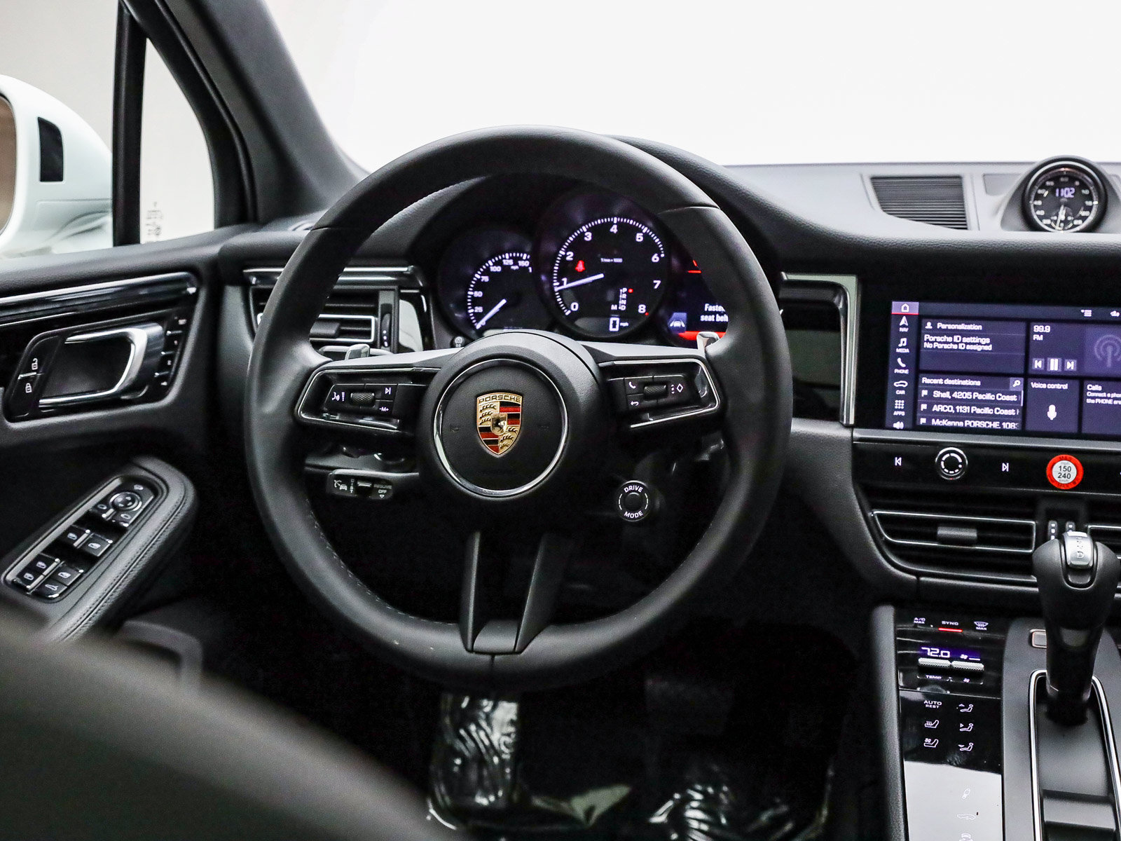 Certified 2025 Porsche Macan AWD/4WD image 16