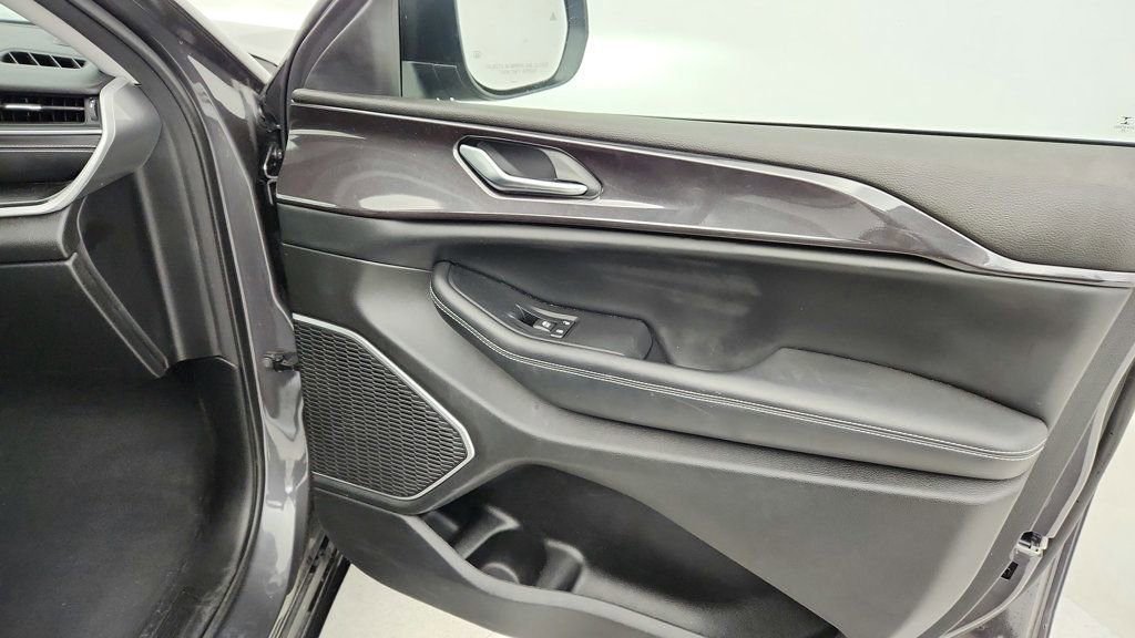 Used 2022 Jeep Grand Cherokee Laredo w/ Luxury Tech Group I image 24