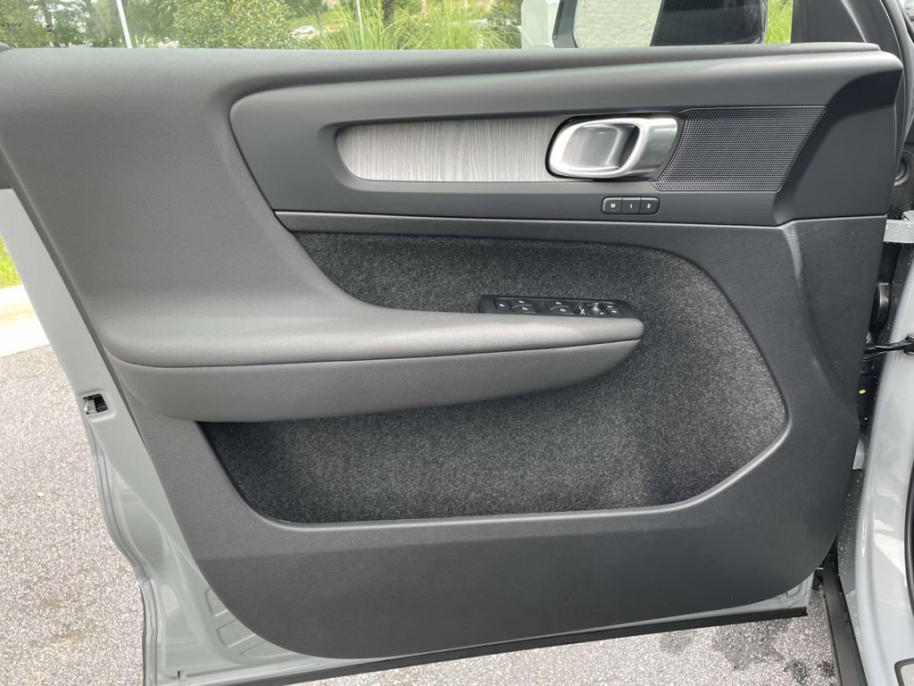 New 2026 Volvo XC40 B4 Plus w/ Protection Package Premier FWD image 6