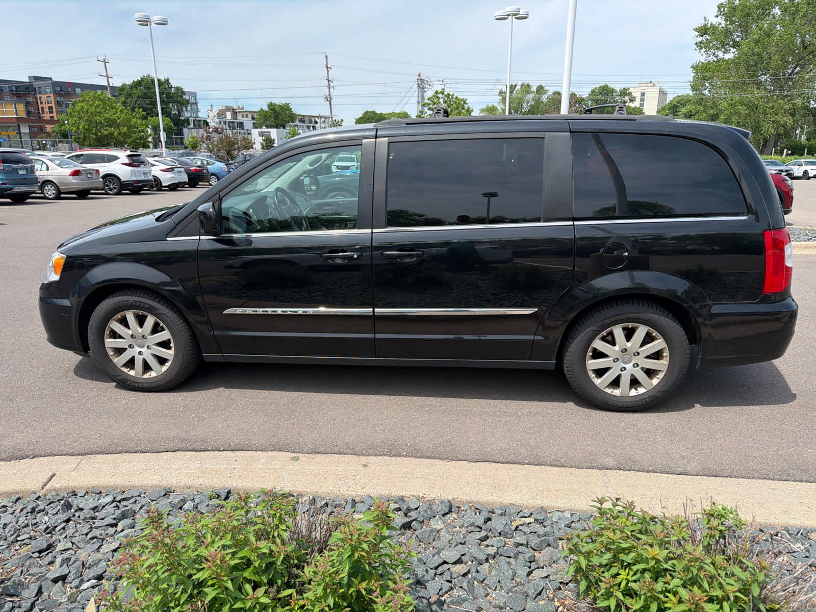 Used 2016 Chrysler Town & Country Touring FWD image 8