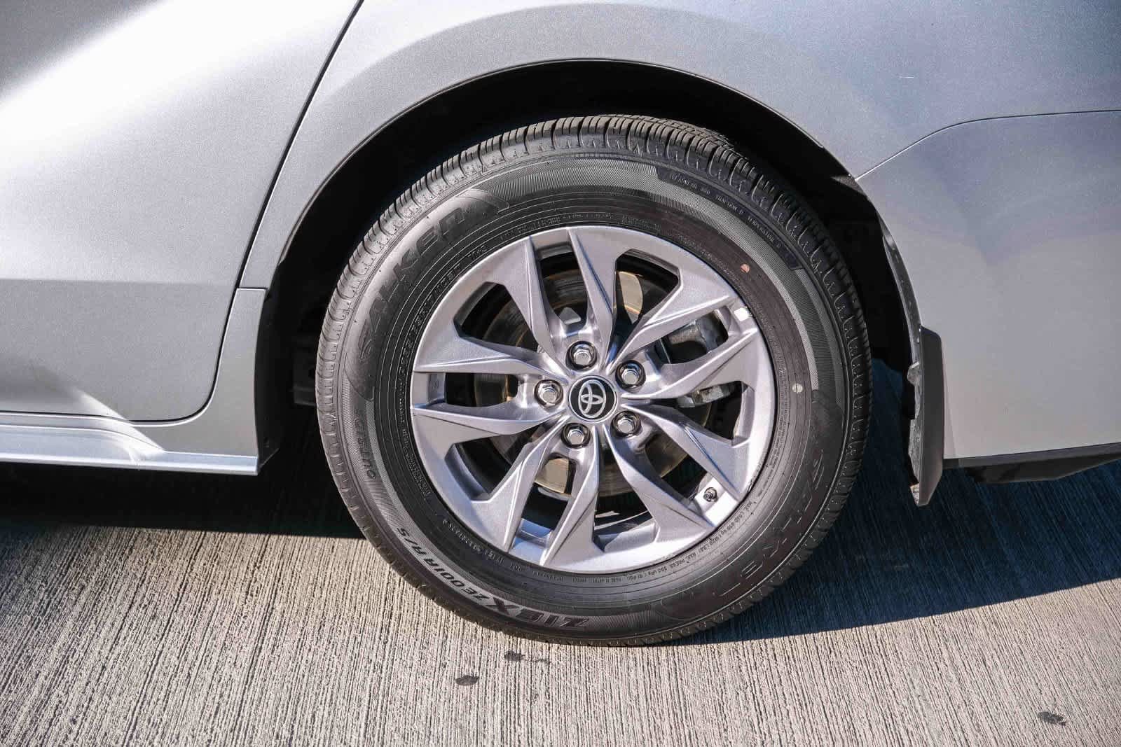 Used 2024 Toyota Sienna LE w/ LE Plus Package FWD image 9