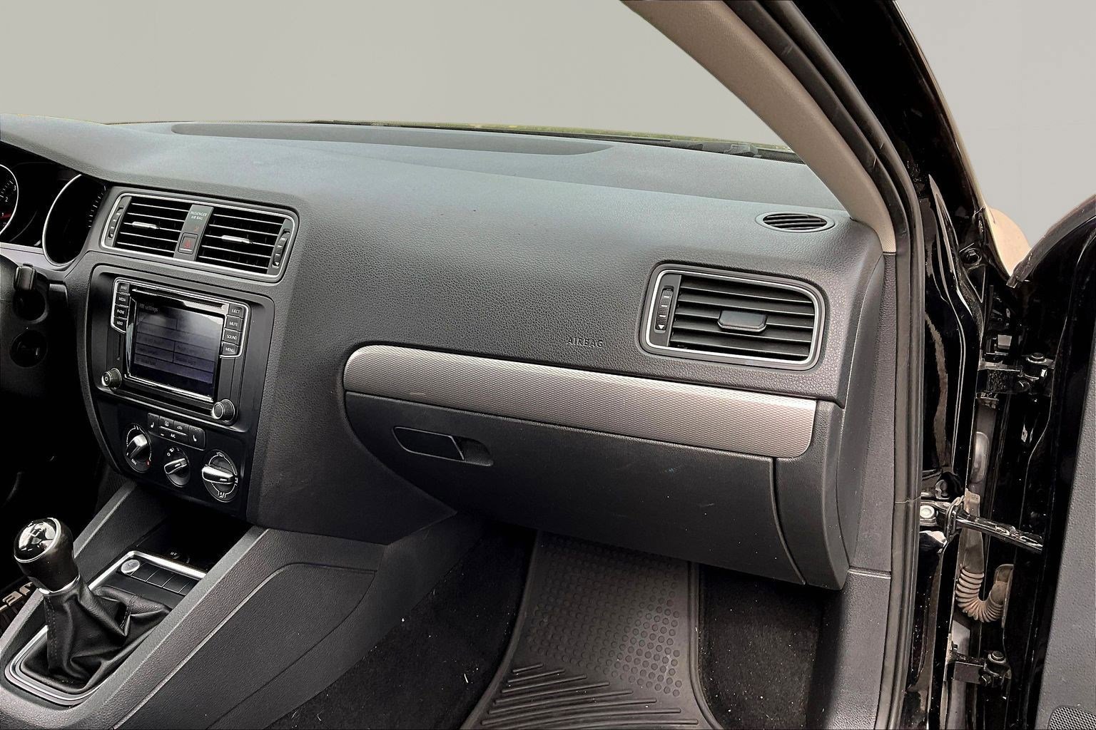 Used 2017 Volkswagen Jetta SE image 26