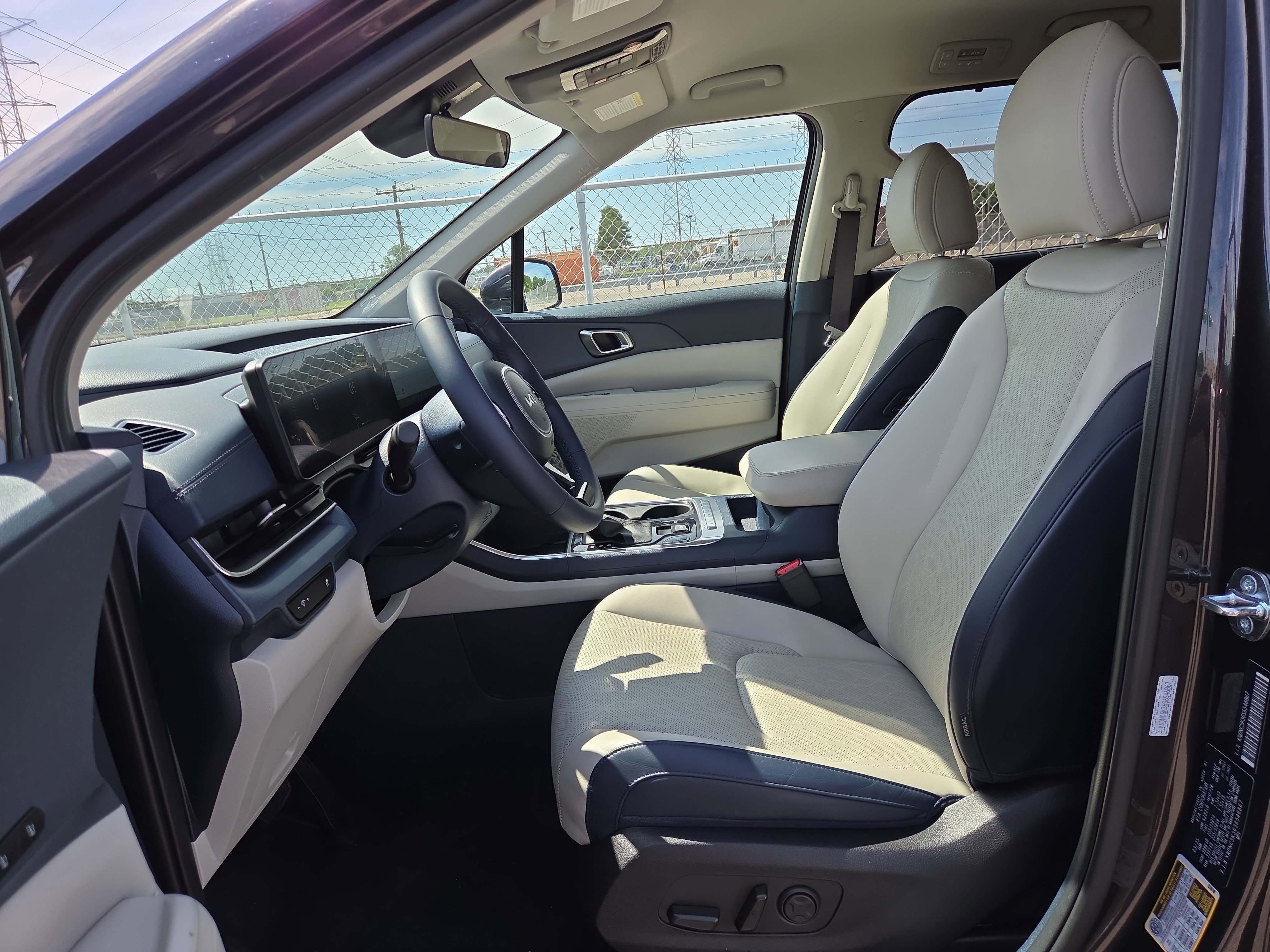 Used 2025 Kia Carnival EX FWD image 7