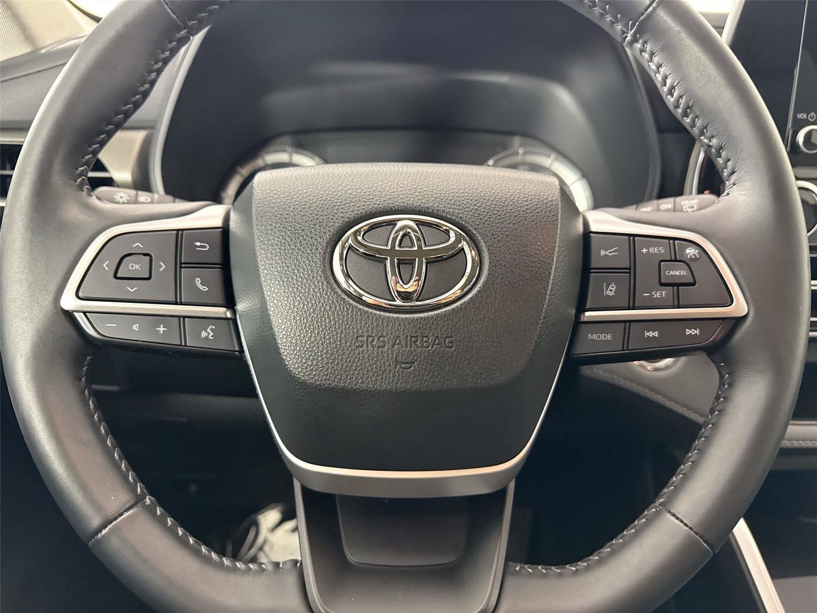 Used 2023 Toyota Highlander LE FWD image 16