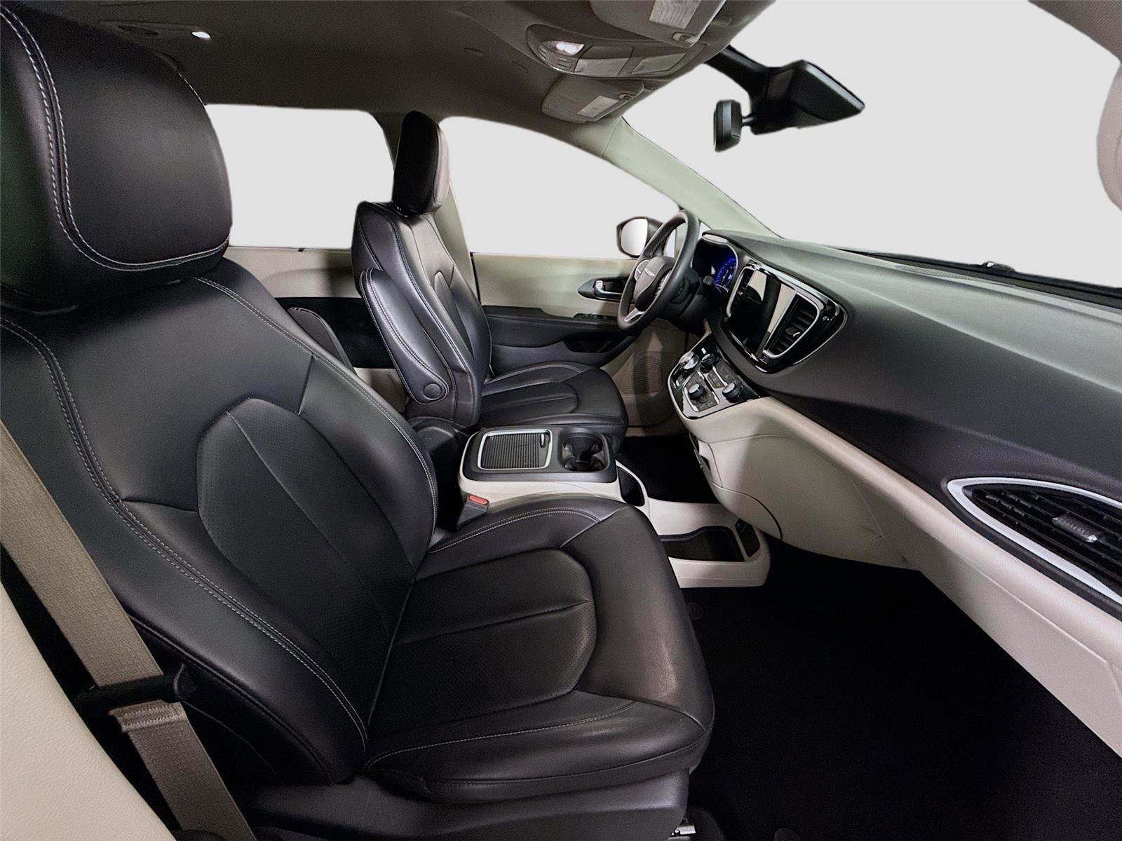 Used 2023 Chrysler Pacifica Touring-L image 21