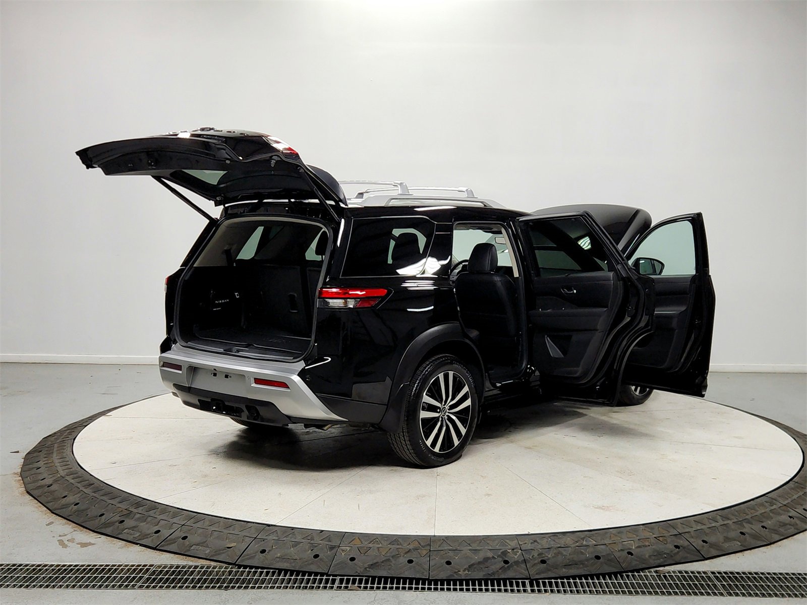 Used 2024 Nissan Pathfinder Platinum w/ Lighting Package (N93) image 15