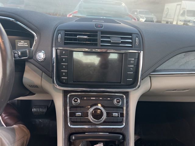 Used 2019 Lincoln Continental Select w/ Continental Climate Package image 10