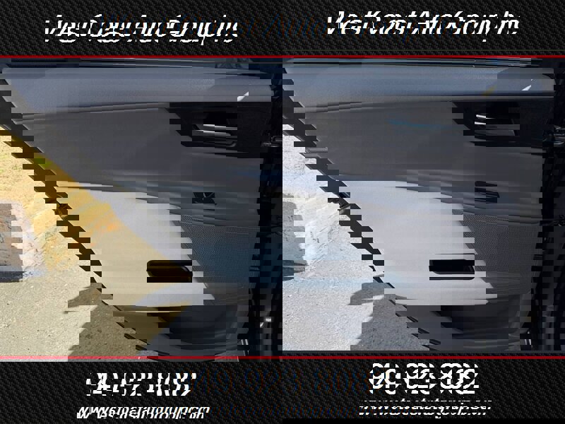 Used 2019 Jaguar XE Premium image 16