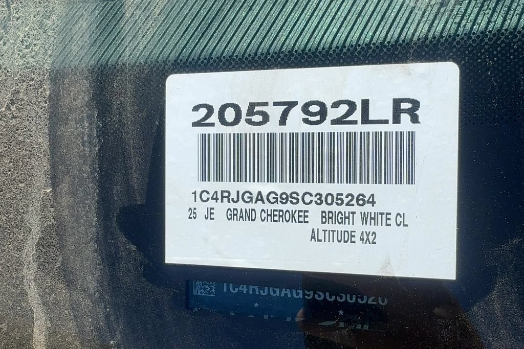 Used 2025 Jeep Grand Cherokee Altitude RWD image 19