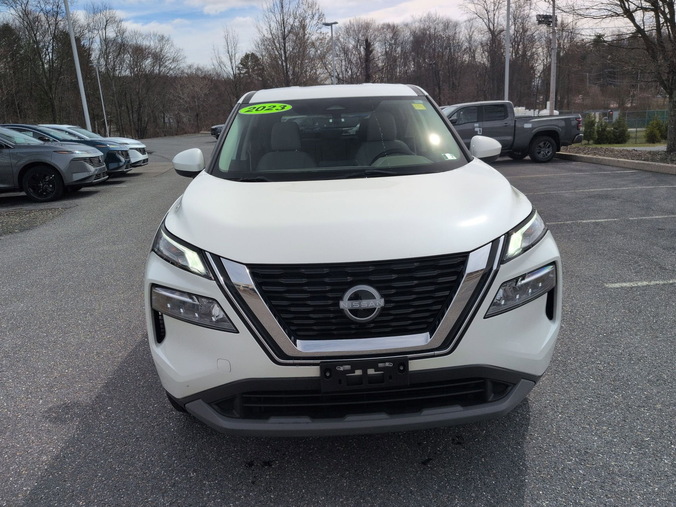 Used 2023 Nissan Rogue SV image 2