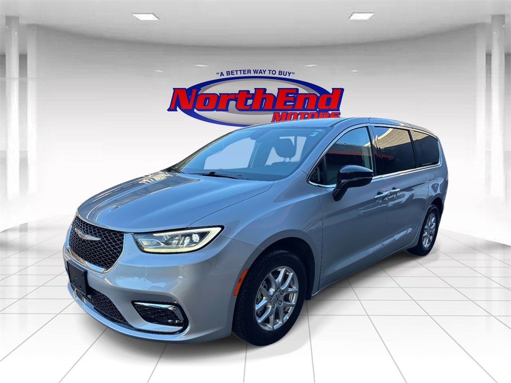 Used 2024 Chrysler Pacifica Touring-L image 7