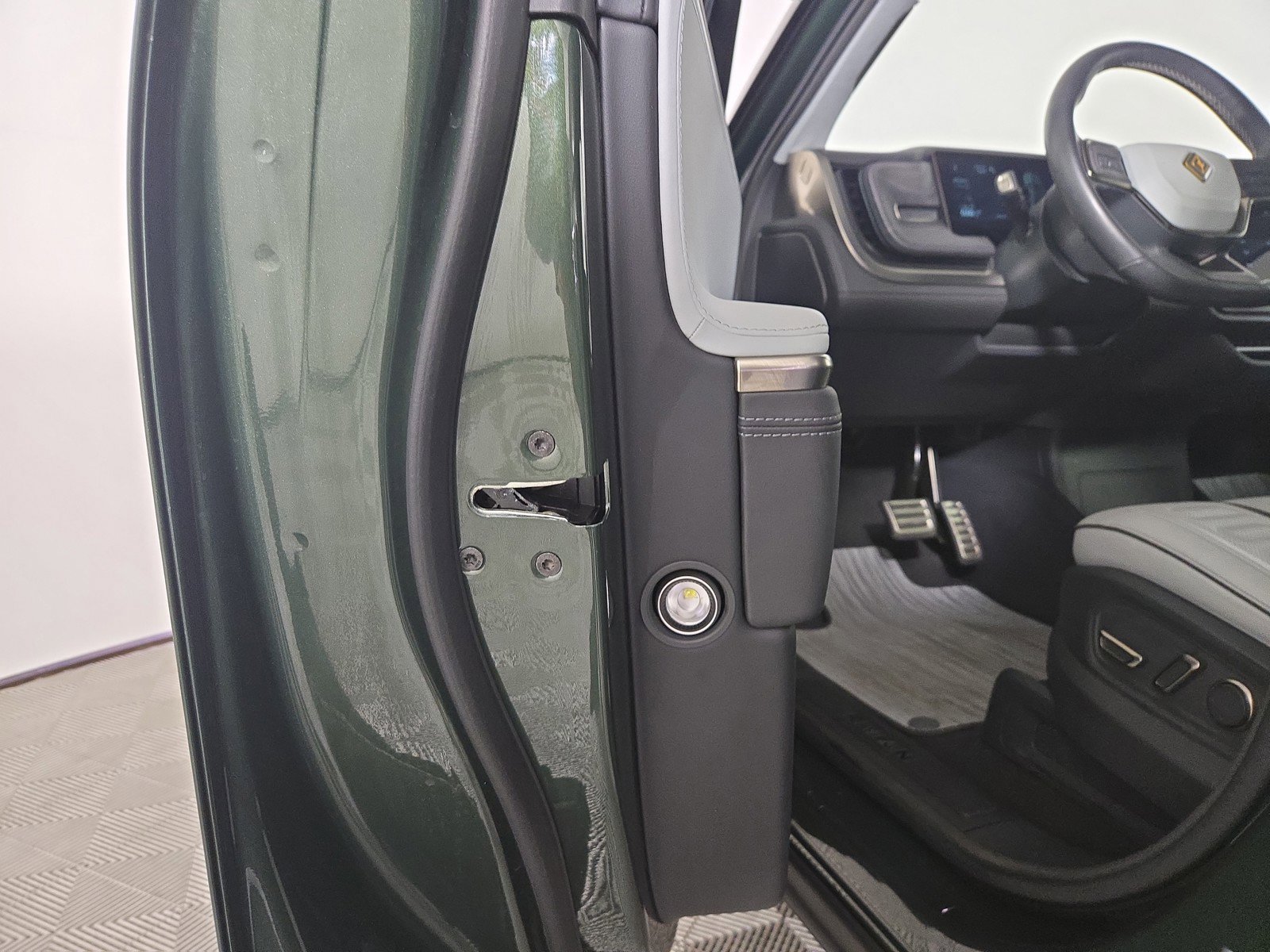 Used 2023 Rivian R1T Adventure image 30