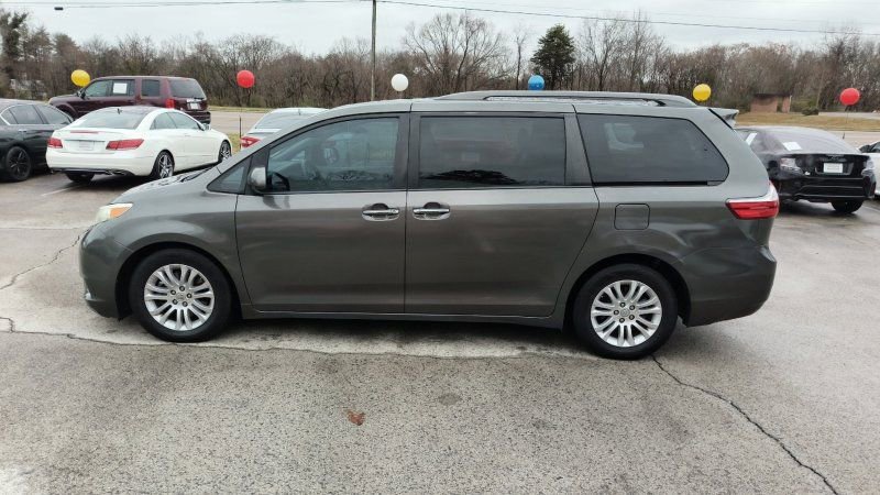 Used 2015 Toyota Sienna XLE image 2