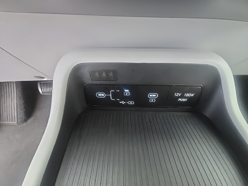 Used 2025 Hyundai Kona SEL FWD image 34