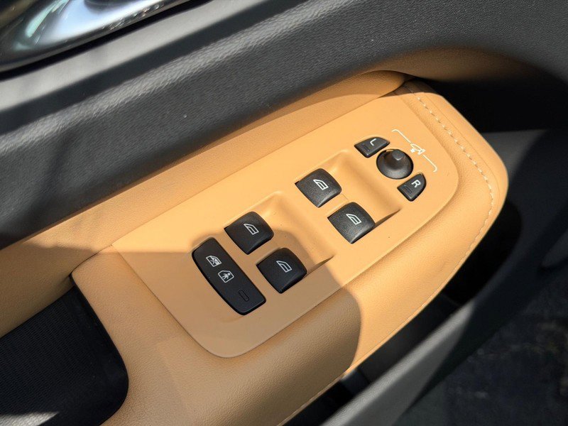 Used 2023 Volvo XC60 B5 Ultimate w/ Climate Package AWD/4WD image 17