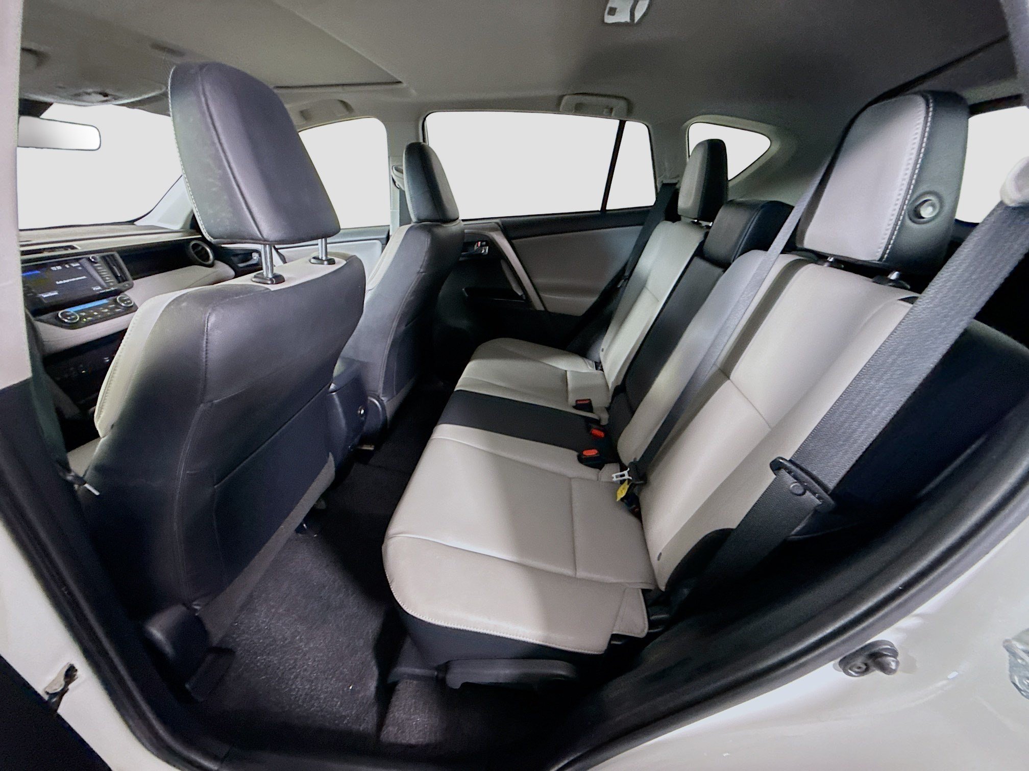 Used 2018 Toyota RAV4 Limited FWD image 25