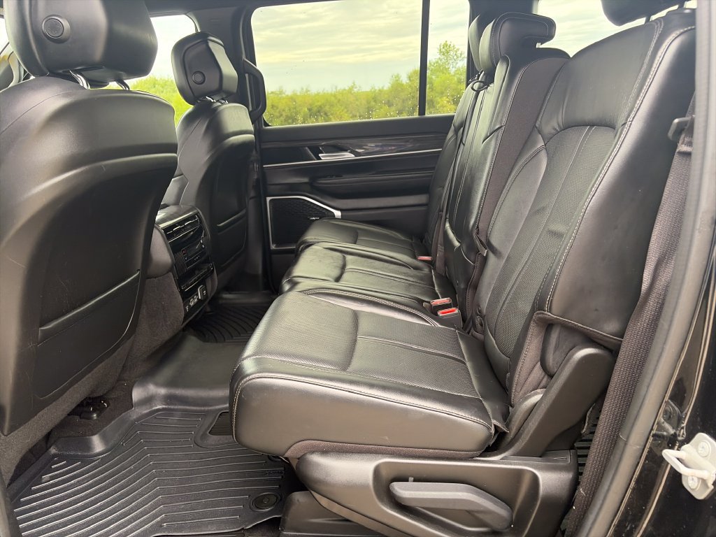 Used 2022 Jeep Wagoneer Series II AWD/4WD image 29