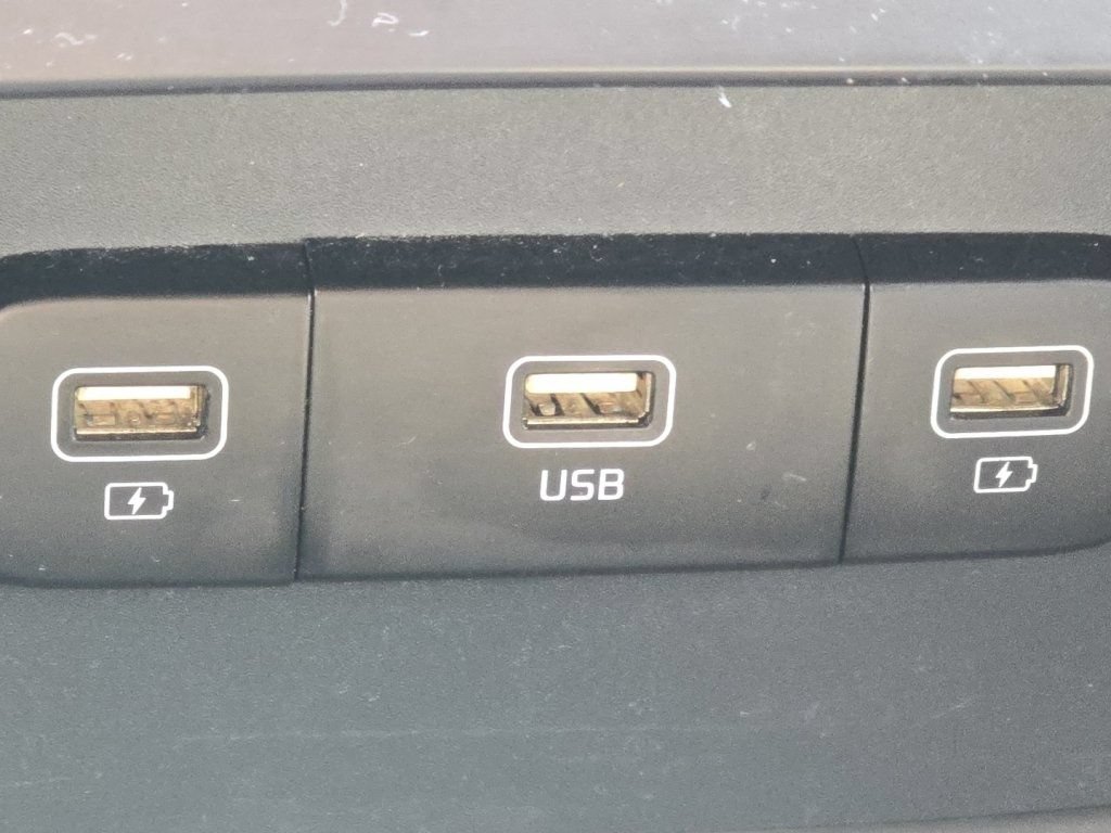 Used 2022 Kia Carnival LX FWD image 6