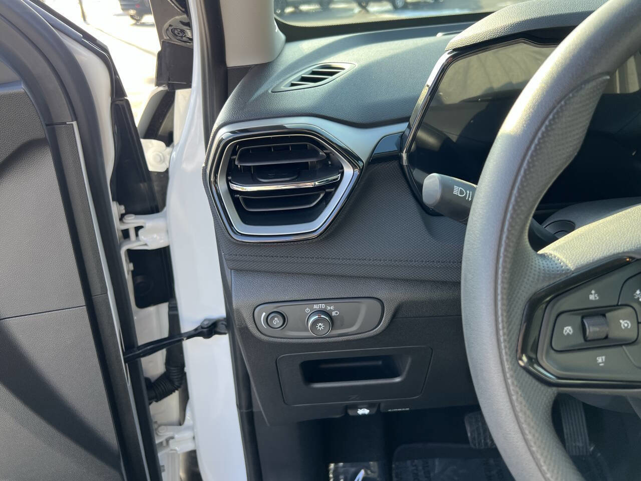 Used 2025 Chevrolet TrailBlazer LT w/ Driver Confidence Package image 16