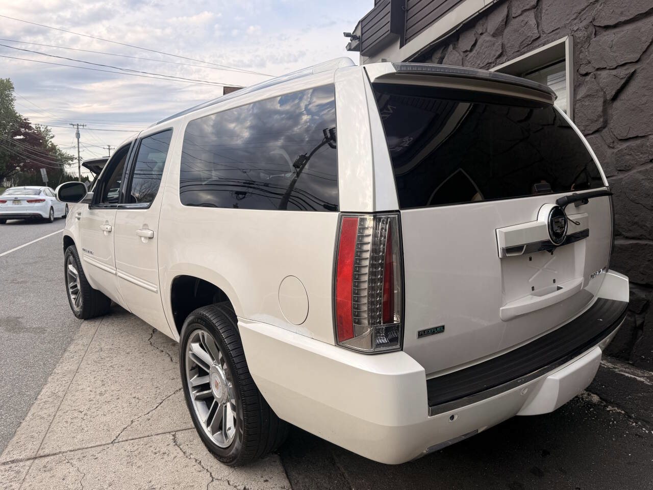 Used 2012 Cadillac Escalade ESV Premium AWD/4WD image 8