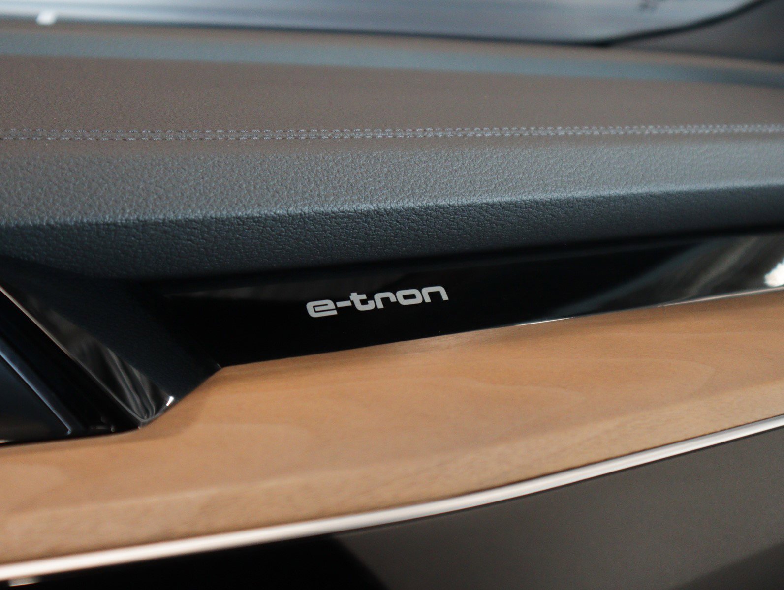 Used 2024 Audi Q8 e-tron Premium Plus image 27