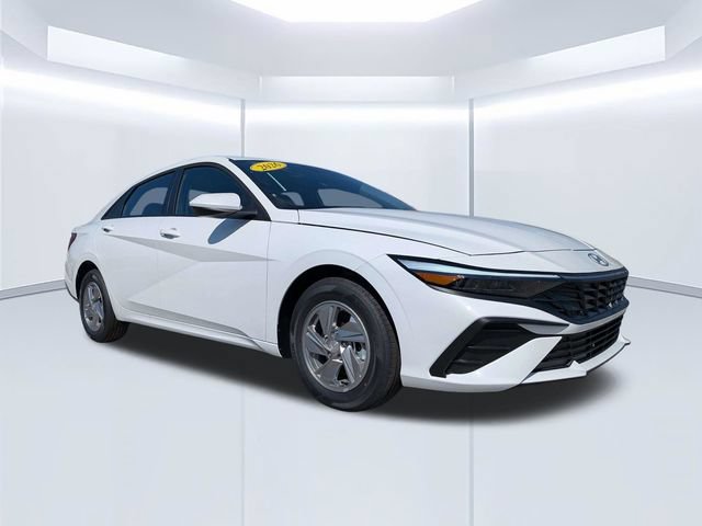 Used 2026 Hyundai Elantra SE FWD image 2